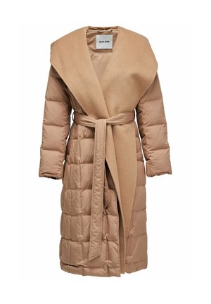 Manteau long matelassé beige avec large col, ceinture assortie nouée à la taille et manches rembourrées, étiqueté Salsa Jeans.