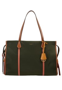 Sac cabas rectangulaire vert foncé avec poignées en cuir marron, garniture et une petite étiquette en cuir suspendue avec des ferrures dorées.