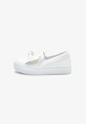 Baltos slip-on sportbačiai, turintys tekstūruotą guminį pado, sklandų sintetinį viršų ir didelę kaspiną priekyje.
