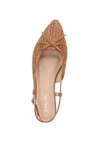 Sandal con tacco alto intrecciato color beige con punta a pera, dettaglio a fiocco frontale e cinturino alla caviglia. Presenta una soletta liscia color beige.