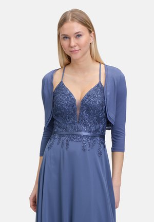 Blaues Kleid mit aufwendiger floraler Stickerei und tiefem V-Ausschnitt, kombiniert mit einer passenden weichen Strickjacke mit Dreiviertelärmeln.