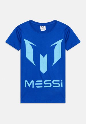 Blå T-shirt med korte ærmer, lys blå stiliseret "M" logo og teksten "MESSI" printet på forsiden, rund hals.