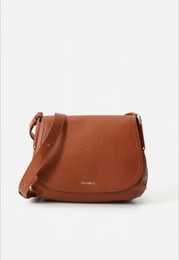 Braune Leder-Umhängetasche mit einer überklappbaren Klappe, feiner Narbenstruktur, goldenem Logo und verstellbarem Schulterriemen.