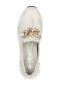 Světlé metalické stříbrné boty s texturovaným svrškem, se zlatým řetězem přes špičku a polstrovaným interiérem označeným "Rieker Antistress."