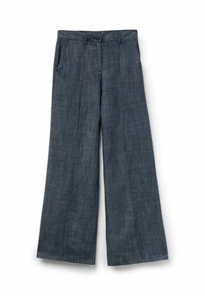 Pantalones de pierna ancha de color gris oscuro con detalles de costura frontal, trabillas para cinturón, bolsillos laterales y cierre de botón en la cintura.