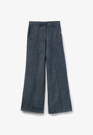 Pantalones de pierna ancha de color gris oscuro con detalles de costura frontal, trabillas para cinturón, bolsillos laterales y cierre de botón en la cintura.