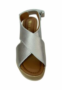 Sandalia de cuero plateado con tiras entrelazadas, plantilla marrón y suela de plataforma baja. Hebilla ajustable en el tobillo para un mejor ajuste. Acabado texturizado.