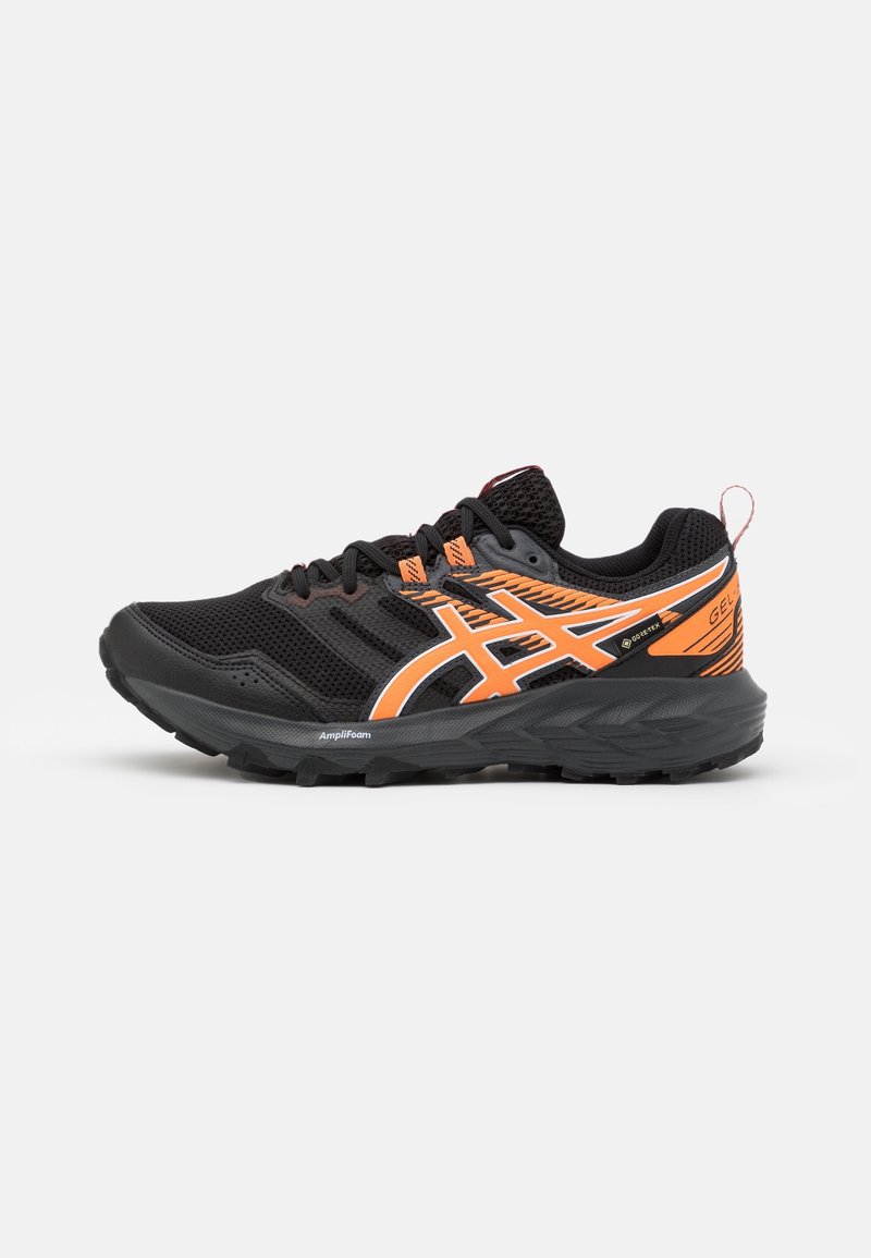 Chaussure de course noire et orange avec tige en mesh, semelle épaisse et rembourrée, et bandes latérales de marque, vue de côté gauche sur fond blanc.