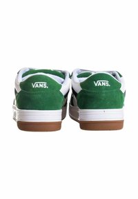 Grüne Wildleder- und weiße Canvas-Sneaker mit einer Sohle aus Gummi. Enthält Vans-Logo an der Ferse und ein niedrig geschnittenes Design.
