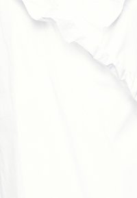 Weiße Baumwollbluse mit rundem Halsausschnitt und Rüschenärmeln. Der Stoff hat eine glatte Textur ohne sichtbare Muster oder Akzente.