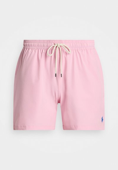 Różowe szorty kąpielowe z elastycznym paskiem w talii i sznurkiem, z małym niebieskim logo na przedniej prawej stronie.