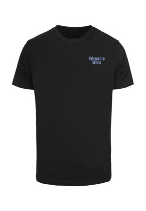 Schwarzes Baumwoll-T-Shirt mit kurzen Ärmeln, das blaue Schriftzüge "Memento Mori" in einer stilisierten Schriftart auf der linken Brustseite zeigt.