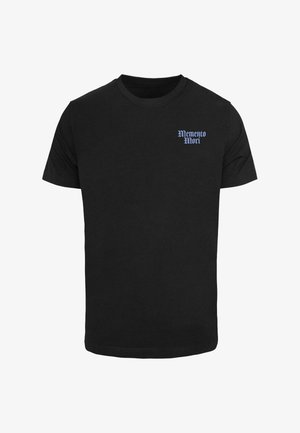 Schwarzes Baumwoll-T-Shirt mit kurzen Ärmeln, das blaue Schriftzüge "Memento Mori" in einer stilisierten Schriftart auf der linken Brustseite zeigt.