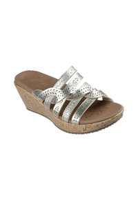 Sandalias de cuña plateadas con recortes decorativos y múltiples correas. Suela con textura de corcho, plantilla acolchada con diseño floral.