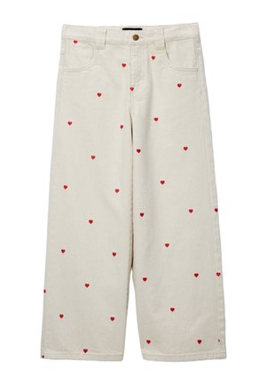 Jean large couleur blanc cassé avec fermeture à bouton et fermeture éclair, orné de petits cœurs rouges brodés répartis sur le tissu.