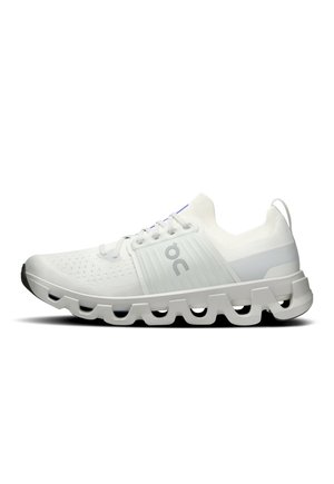 Biela atletická bežecká obuv s priedušným sieťovinovým zvrškom, jedinečnou segmentovanou podrážkou a bočným logom na bielom pozadí.