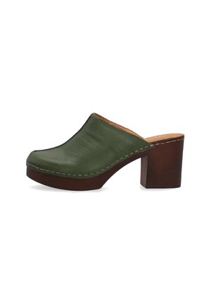 Sabot vert en cuir à enfiler avec un talon épais marron foncé et une couture visible le long du bord de la semelle, vue de côté sur fond blanc.