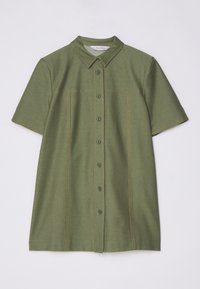 Camicia a maniche corte con colletto in cotone verde oliva, con cuciture visibili e chiusura con bottoni; presenta due dettagli di cucitura verticale.