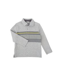 Polo gris à manches longues avec col, présentant des rayures horizontales vertes et gris foncé sur la poitrine et des fentes sur les côtés au niveau de l'ourlet.