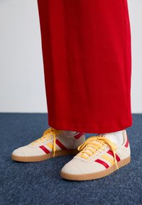 GAZELLE - Sneakers - white/spark/better scarlet