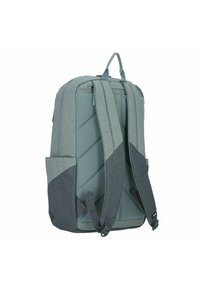 Zaino grigio con una finitura testurizzata, schienale imbottito e spallacci regolabili. Le tasche laterali presentano un accento scuro a contrasto. Scomparto principale con zip.