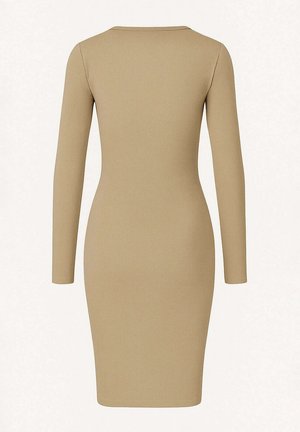 Prążkowana sukienka midi w stonowanym beżu, z długimi rękawami i dopasowanym krojem. Materiał ma wyraźną teksturę, oferującą ciasne dopasowanie.