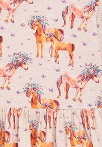 Kleid aus einem weichen beigen Stoff mit einem wiederholten Druck von bunten Pferden, die mit blühenden Kronen und Schmetterlingen in verschiedenen Farben geschmückt sind.