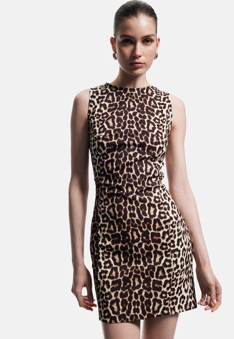 Ärmelloses Kleid mit Leopardenmuster, das eine taillierte Silhouette, ein braun-beiges Muster und eine glatte Textur aufweist. Minimalistisches Design mit hohem Kragen.