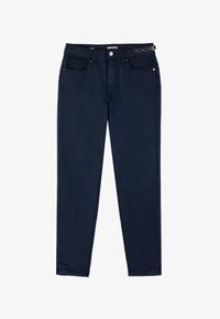 Pantalones azul marino de corte ajustado con bolsillos delanteros, cierre de botón y detalle decorativo de cadena en la pretina derecha.