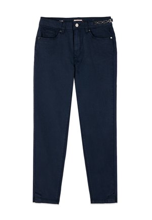 Pantalon slim bleu marine avec poches avant, fermeture par boutons et détail de chaîne décorative sur la ceinture droite.