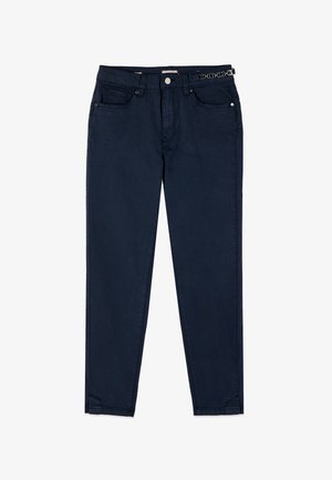 Marineblauwe slim-fit broek met steekzakken aan de voorkant, knoopsluiting en een decoratieve kettingdetail aan de rechter tailleband.
