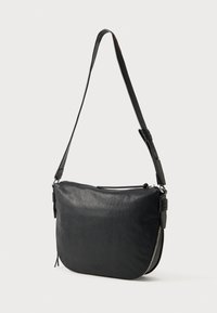 Melnā ādas plecu soma ar regulējamu siksniņu, sudraba rāvējslēdzēja detaļa gar malām un smalks reljefs logotips priekšpusē.