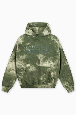 Grüner Batik-Hoodie mit einer Kängurutasche vorne, der ein strukturiertes Muster zeigt. Verfügt über eine Kapuze mit Kordelzug und gedruckten Text vorne.