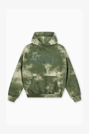 Grüner Batik-Hoodie mit einer Kängurutasche vorne, der ein strukturiertes Muster zeigt. Verfügt über eine Kapuze mit Kordelzug und gedruckten Text vorne.