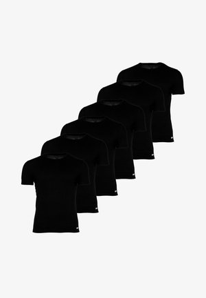 Kuusi yksinkertaista mustaa lyhythihaista crew neck -t-paitaa aseteltuna porrastettuna rivinä valkoista taustaa vasten.