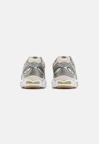 ASICS SportStyle GEL-NIMBUS 9 - Sneakers basse - feather grey/carrier grey