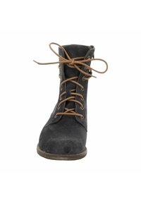 Černé semišové kotníkové boty s kulatou špičkou, mají hnědé šňůrky a kovové průchodky, plochou podrážku a mírně texturovaný povrch.