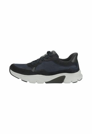 Niedriger dunkelblauer und schwarzer Sneaker mit Schnürung vorne und dicker weißer Sohle, von der Seite vor weißem Hintergrund gezeigt.
