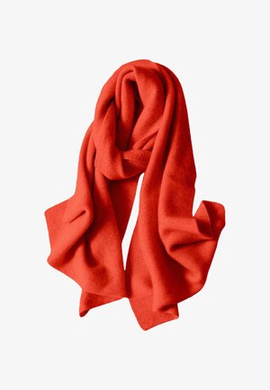 Sciarpa rossa in maglia morbida, piegata in modo disinvolto con trama visibile e bordi cadenti su sfondo bianco.