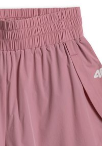 Short rose avec taille élastique, tissu froncé et petit logo blanc sur la couture latérale.