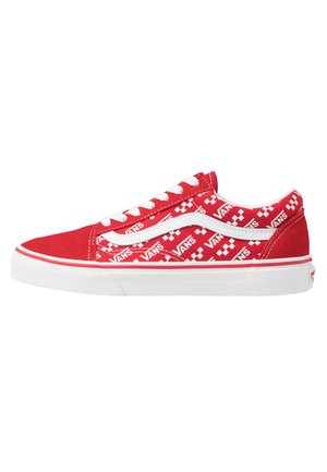 Czerwony niski sneaker Vans z białymi sznurowadłami, białym falistym paskiem, powtarzającymi się logo Vans oraz białą gumową podeszwą.