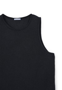 Top in maglia nera senza maniche con scollatura rotonda. Caratterizzato da una consistenza morbida e dettagli di cucitura minimali.