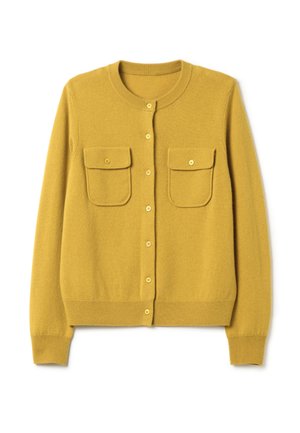 Mosterdgele cardigan met een ronde halslijn, knoopsluiting aan de voorkant en twee borstzakken. Gemaakt van zachte brei-stof met geribbelde manchetten en zoom.