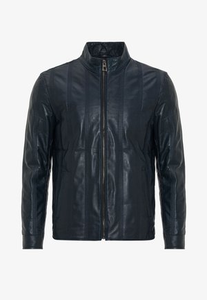 Chaqueta de cuero negra con rayas verticales cosidas, cremallera frontal, cuello mao y bolsillos laterales, mostrada sobre un fondo liso.