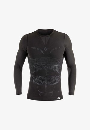 T-shirt de compression noir à manches longues avec un design texturé imitant les muscles abdominaux. Il présente un tissu lisse et un col rond.