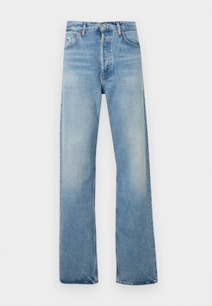 Ανοιχτό μπλε τζιν με ψηλή μέση και ίσιο πόδι, με κλασικό πεντάτσεπο σχέδιο και κούμπωμα με κουμπί, εμφανισμένα σε ουδέτερο φόντο.