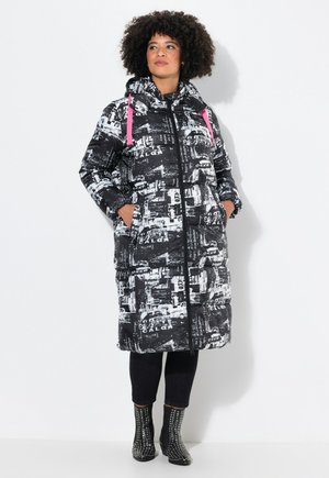 Cappotto puffer stampato in bianco e nero con cappuccio, dotato di stringhe rosa, tasche laterali e un design lungo fino al polpaccio.
