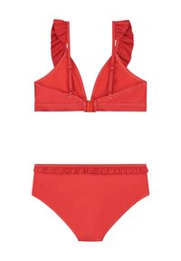Crveni bikini set koji sadrži trokutasti bralette s volanima i odgovarajuće gaćice visokog struka s volanima. Glatka tekstura.