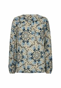 Blusa a maniche lunghe realizzata in tessuto leggero, con una base beige e un motivo a esplosione di stelle blu e nere. Dettaglio con bottoni al collo.