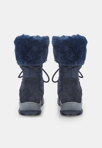 Pár zimných botas v námorníckej modrej farbe s kožušinovým lemom, semišovými zadnými panelmi a so sivými gumovými podrážkami, šnurované vzadu.